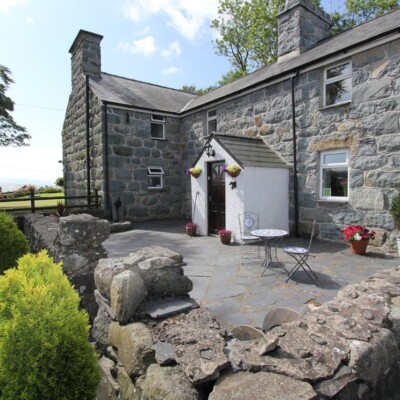 Ffermdy Llwyn Mafon Isaf – 400 mlwydd oed Ffermdy Llwyn Mafon Isaf – 400 mlwydd oed