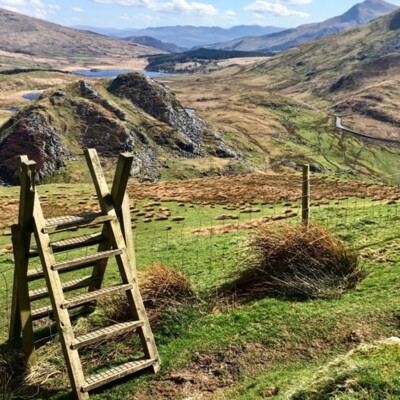 Yr olygfa tuag ar Beddgelert o lethr Mynyd Mawr Yr olygfa tuag ar Beddgelert o lethr Mynyd Mawr